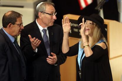 Barbra Streisand recibe el &#039;honoris causa&#039; de manos del presidente de la Universidad Hebrea, Menachem Ben-Sasson.