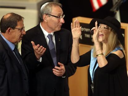Barbra Streisand recibe el &#039;honoris causa&#039; de manos del presidente de la Universidad Hebrea, Menachem Ben-Sasson.
