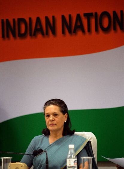 Sonia Gandhi atiende a la prensa en Nueva Delhi.