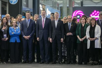 El Rey Felipe VI, acompañado por Pedro Sanchez, Quim Torra, Ada Colau, Nuria Marín, Pedro Duque y Elena Salgado, durante la inauguración del Mobile World Congress.