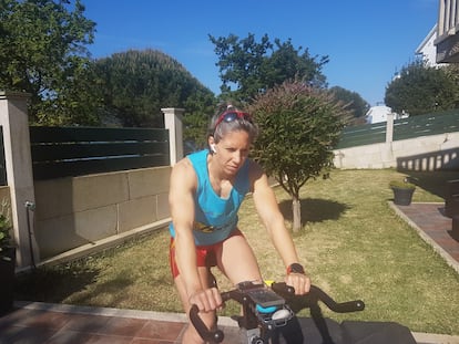 Teresa Portela, rodando en bici estática en el jardin de su casa, en una imagen de su Twitter.