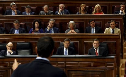 Pedro S&aacute;nchez (de espaldas) interviene en el Congreso observado por Mariano Rajoy. 