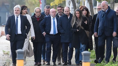 El abogado Gonzalo Boye (cuarto por la izquierda, con corbata azul), entre Quim Torra y Jordi Turull, este lunes a su llegada a la Audiencia Nacional.