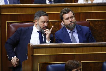 Los diputados de Vox, Santiago Abascal e Iván Espinosa de los Monteros, siguen el discurso del presidente del Gobierno, Pedro Sánchez.