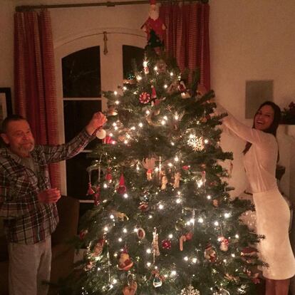 La oscarizada actriz Hilary Swank decora el árbol de Navidad con su padre.