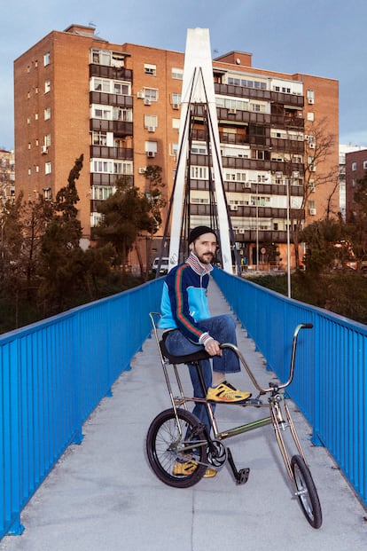 Héctor Muñoz, vestido de Gucci Resort 2021, en un puente sobre la M-30 obra de Javier Manterola.