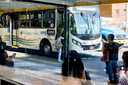 mujer sube al autobus público