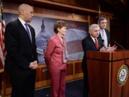 El senador de Rhode Island, Jack Reed (c), habla junto al senador de New Jersey, Cory Booker (i), el de New Hampshire, Jeanne Shaheen (2-i) y el de Oregon, Jeff Merkley (d), este jueves 6 de febrero de 2014, después de que el senado de Estados Unidos fallara en avanzar en la legislación que extenderá las ayudas de desempleo en Washington (Estados Unidos).