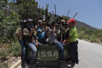 Este sábado 10 de abril menores de entre seis y quince años encabezaron una columna de autodefensas armados en la región montañosa del Estado de Guerrero.