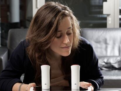 Una mujer prueba el oPhone, el nuevo dispositivo capaz de transmitir olores. 