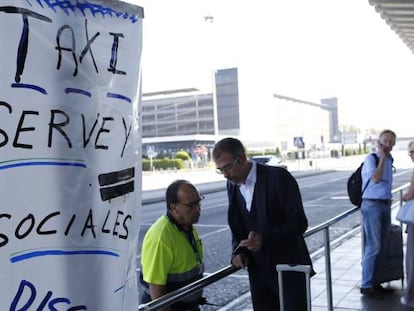 Varios viajeros del aeropuerto del Prat durante la huelga del sector del taxi