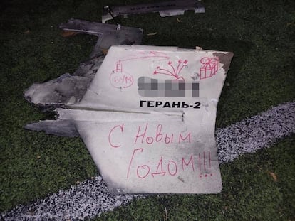 Un dron bomba Shahed ruso, abatido sobre Kiev, con la inscripción "bum, feliz año nuevo".