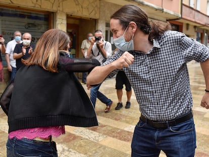 Pablo Iglesias participa con Miren Gorrotxategi en Durango en un acto electoral el último día de la campaña.