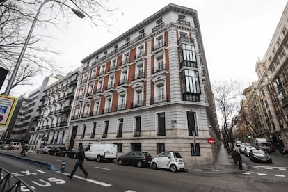 Edificio construido en 1910, en Paseo de la Castellana, 14, con el estilo arquitectónico clásico del barrio de Salamanca de Madrid. Tiene una superficie construida de 5.800 metros cuadrados. Lo compró el Consorcio de Compensación de Seguros, que depende del Ministerio de Economía, Industria y Competitividad. El vendedor, la Tesorería General de la Seguridad Social, obtuvo 40,3 millones de euros en junio de 2017.