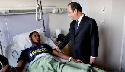 O presidente François Hollande visita a suposta vítima de estupro por parte de policiais no hospital.