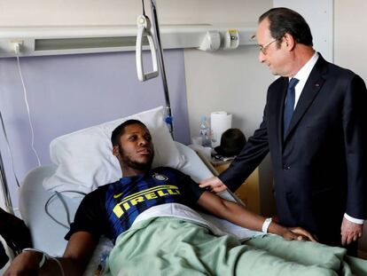 O presidente François Hollande visita a suposta vítima de estupro por parte de policiais no hospital.