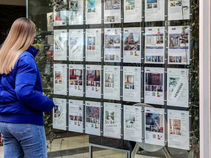 Una mujer en una inmobiliaria del centro de Oviedo.