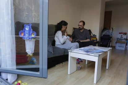 Juan Carlos y Ángela asisten a su bebé en el interior de la vivienda de El Montecillo.