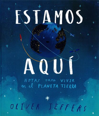 Prelectores (hasta 5 años). Partiendo de la premisa de que aterrizar en este mundo debe de ser algo, como mínimo, desconcertante, el escritor de best sellers internacional Oliver Jeffers ha creado un precioso y luminoso álbum para explicarle a todos los recién llegados (su hijo, entre otros) cómo funciona nuestro planeta. Un libro que visualmente no se acaba y que reúne eso que conquista tanto a los más pequeños: contarles cosas que no saben con un envoltorio absolutamente fascinante. Habrá quien acuse a Jeffers de optimista tal y como está el panorama, pero igual tampoco es plan de amargar a los infantes tan pronto. 'Estamos aquí' . Oliver Jeffers. Traducción de Anna Listerri. Andana Editorial. 48 páginas. 16,50 euros.