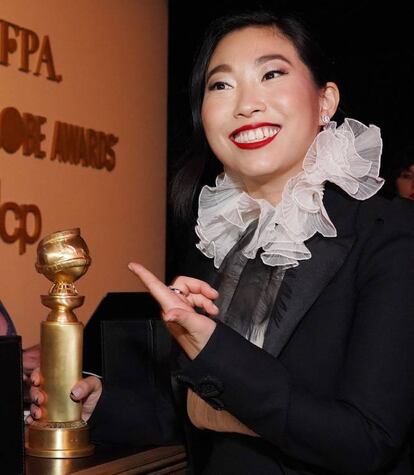 Awkwafina, posa con su premio a mejor actriz protagonista, comedia o musical por The Farewell.