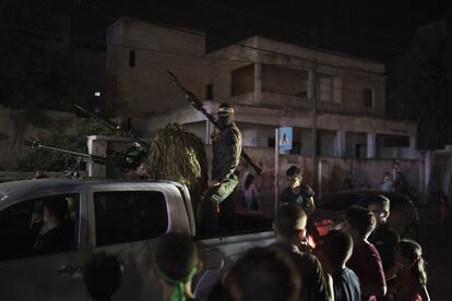 Militantes de Hamás subidos a un vehículo tipo 'pick-up' participan en una manifestación en Gaza, Palestina.