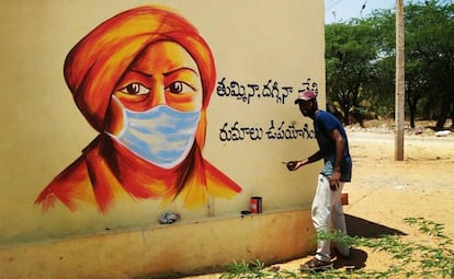 Apadrinado por la Fundación Vicente Ferrer, Somashekar es un artista indio de 25 años que estos días se dedica a pintar diferentes murales para concienciar a sus vecinos en el área de Anantapur, en el sur de India.