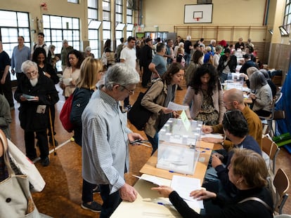 Votaciones en el instituto La Sedeta. en el Eixample de Barcelona.