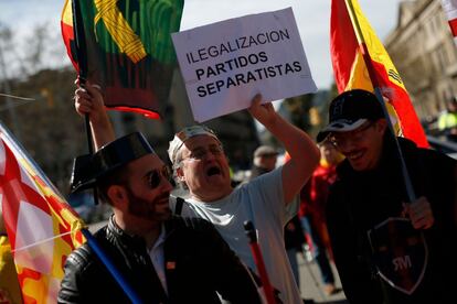 "Ilegalización partidos separatistas" es lema de uno de los carteles que porta un manifestante.