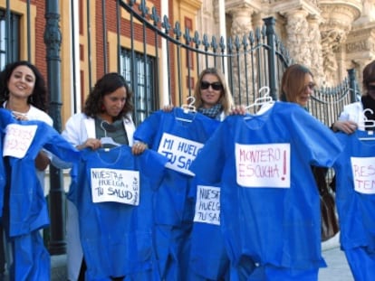 Varias m&eacute;dicas en formaci&oacute;n, la semana pasada, durante una concentraci&oacute;n ante el Palacio de San Telmo. 