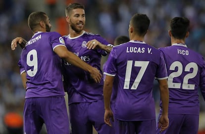 Benzema celebra el 0-2 al Espanyol junto a Sergio Ramos, Lucas Vázquez e Isco.