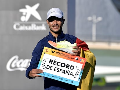 Hamid ben Daoud muestra la zapatilla con la que igualó el récord de España en Valencia.