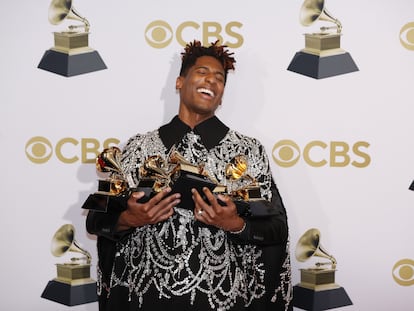 Jon Batiste posa con sus cinco premios Grammy anoche en Las Vegas.