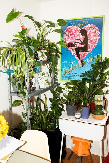 Plantas y rosas (en este caso, las del cartel de Juan Gatti para 'La flor de mi secreto') decoran el estudio londinense de John Booth.