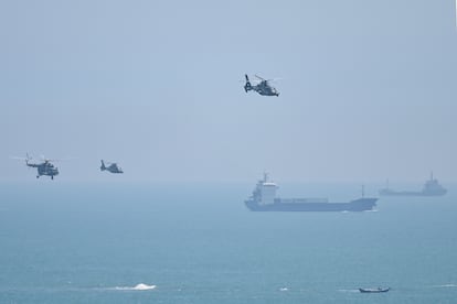 Un helicóptero militar chino sobrevuela la isla de Pingtan, cerca de Taiwán, este jueves.