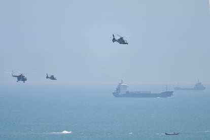 Un helicóptero militar chino sobrevuela la isla de Pingtan, cerca de Taiwán, este jueves. 