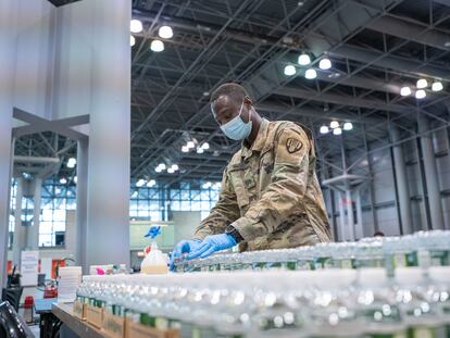 Las tropas de la Guardia Nacional de Nueva York apoyan los esfuerzos estatales para administrar las vacunas de la covid-19 en Estados Unidos.