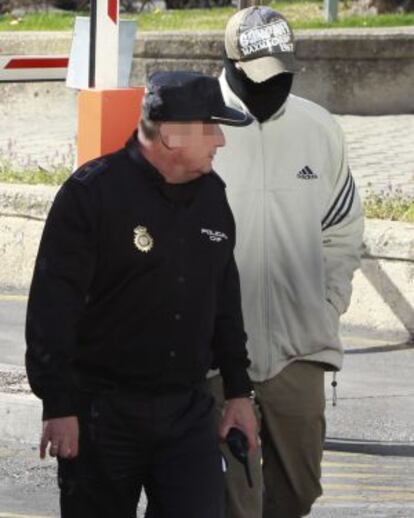 El supuesto ciberacosador es conducido esta mañana por un policía a la Audiencia Provincial donde se le continúa juzgando.