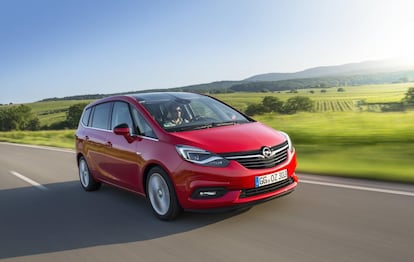 Otro nombre clásico del segmento de los monovolúmenes que quiere seguir en la brecha. El Zafira, la propuesta de Opel, tiene siete plazas que se benefician del sistema modular Flex para variar entre distintas combinaciones con mucha facilidad, alternando entre siete o cinco asientos, consiguiendo en el segundo caso una superficie de carga con suelo plano y una capacidad de almacenaje que alcanza hasta los 710 litros. La polivalencia de utilización al poder. 