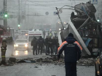 Os serviços de emergência cercam o trólebus atacado em Volgogrado.