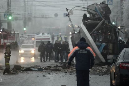 Os serviços de emergência cercam o trólebus atacado em Volgogrado.