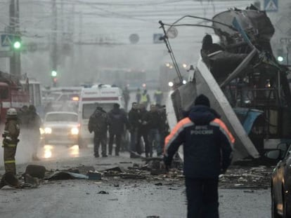 Os serviços de emergência cercam o trólebus atacado em Volgogrado.