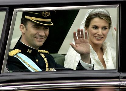 22 de mayo de 2004. Don Felipe y doña Letizia saludan desde el vehículo en el que recorrieron las principales calles del centro de Madrid el día de su enlace.