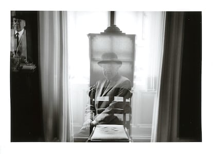 Magritte en su caballete. Duane Michals. El fotógrafo de lo invisible.