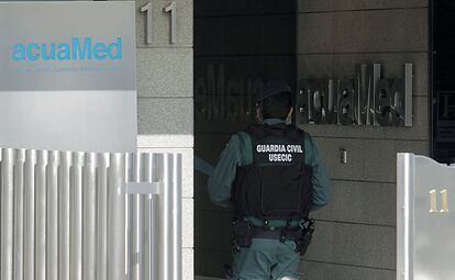 Un agente, durante un registro de la Guardia Civil en la sede central de Acuamed, en Madrid en enero de 2016.