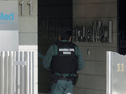 Un agente, durante un registro de la Guardia Civil en la sede central de Acuamed, en Madrid en enero de 2016.