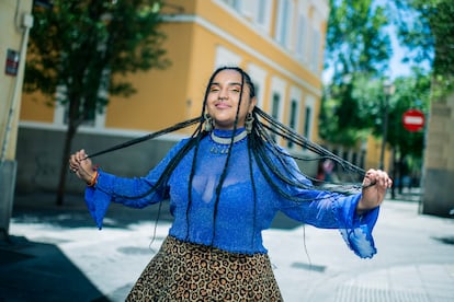 La artista Isleña Antumalen en el barrio de Chueca en Madrid.