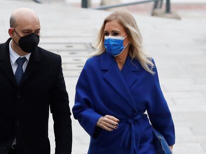 La expresidenta madrileña Cristina Cifuentes llega para asistir a una nueva sesión del juicio por el caso Máster en la Audiencia Provincial de Madrid, este viernes.