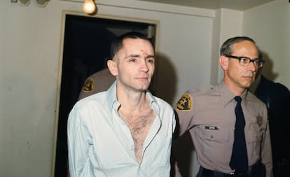 Llegada al tribunal de Charles Manson, en 1971, con una esvástica en la frente.