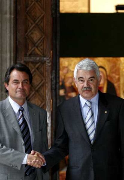 El presidente Pasqual Maragall, a la derecha, con Artur Mas.