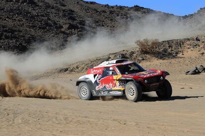 El francés Stephane Peterhansel durante la primera etapa del Dakar entre Yedda y Al Wajh.